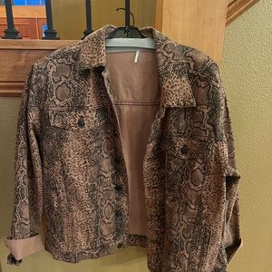 FREE PEOPLE SIZE SMALL SNAKE SKIN JEAN JACKET